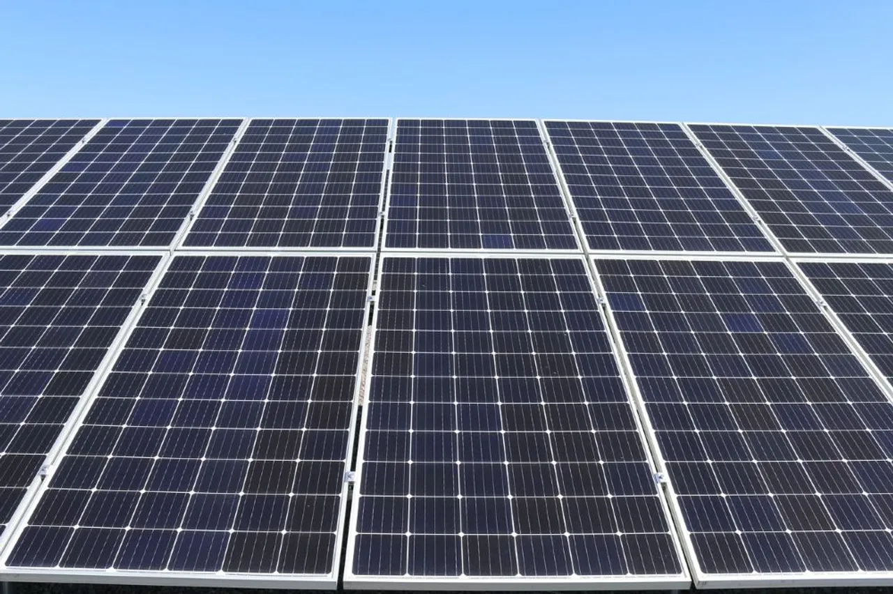 Microsoft secured 389 MW from EDP Renewables' Jacksonville, Jerseyville, and Austin solar projects through virtual agreements.