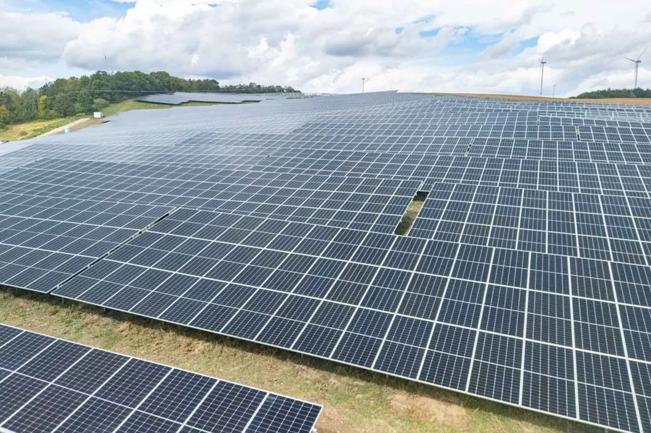 Schönau solar farm by RWE generated 20 MW, with citizens gaining from a DKB savings bond and eco-friendly land management.