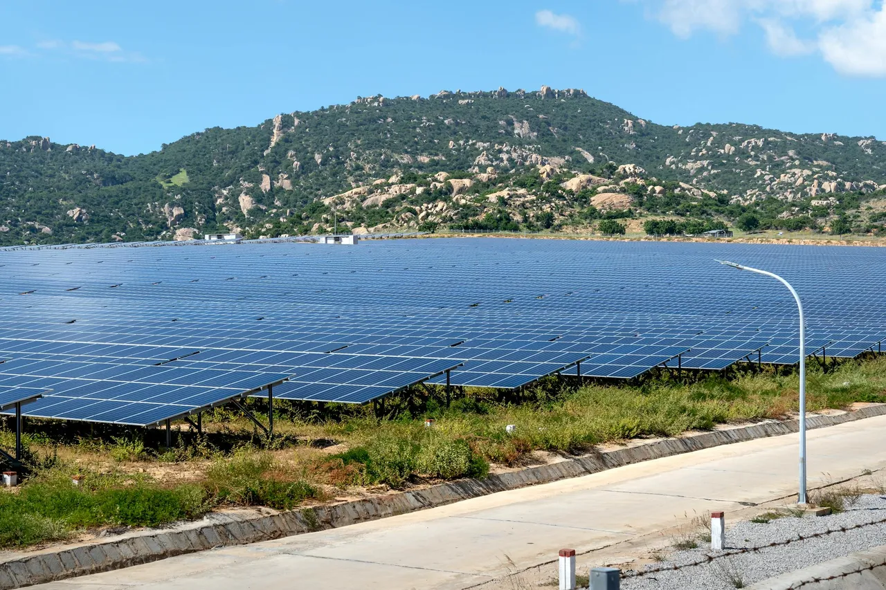 Ameresco’s Gagetown Solar Project includes 14,496 panels and is designed to prevent 7,695 metric tons of CO₂ emissions annually. 