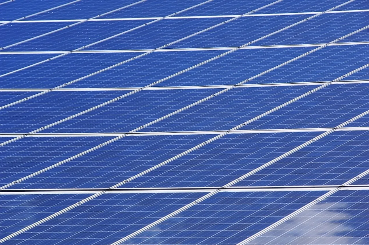 JinkoSolar secures the No.1 spot in Wood Mackenzie's 2025 solar rankings in technology, manufacturing, and ESG compliance.