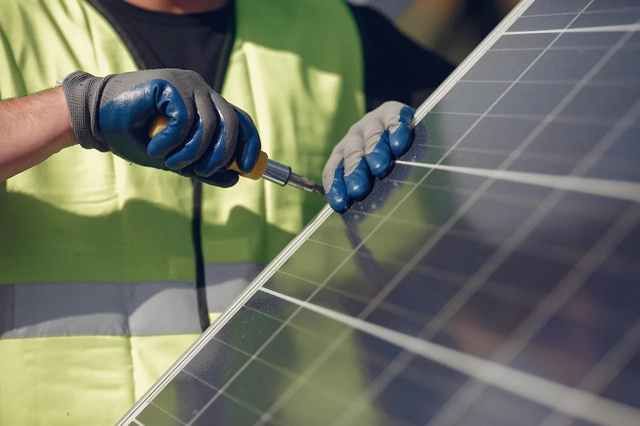 Punjab’s solar panel scheme aims to provide 100,000 homes with free solar systems, reducing electricity costs for low-income households. 
