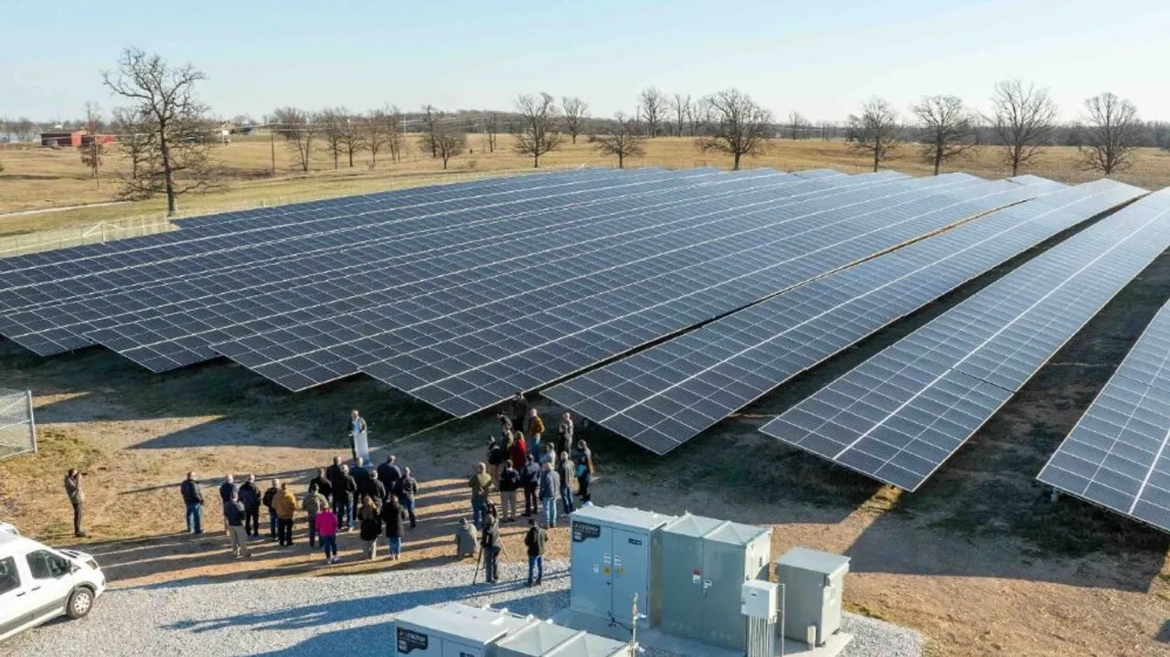 J.B. Hunt’s 40-acre Gentry solar facility offsets power for 1,200 homes and reduces emissions equal to 1,400 fewer cars. 
