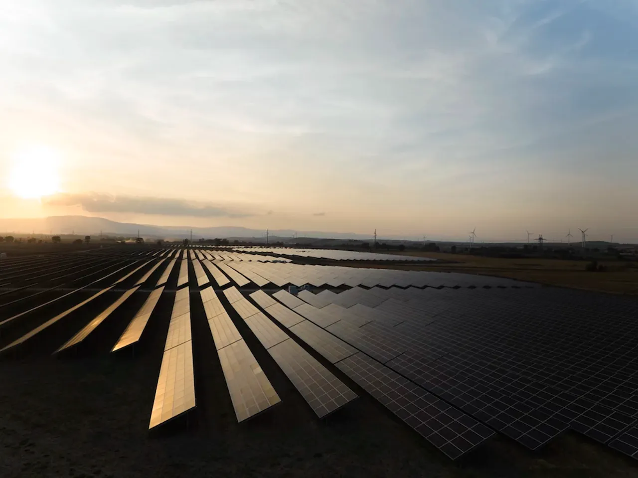The newly divested solar park is projected to generate 1,389 GWh annually, providing electricity to approximately 128,000 US households. 