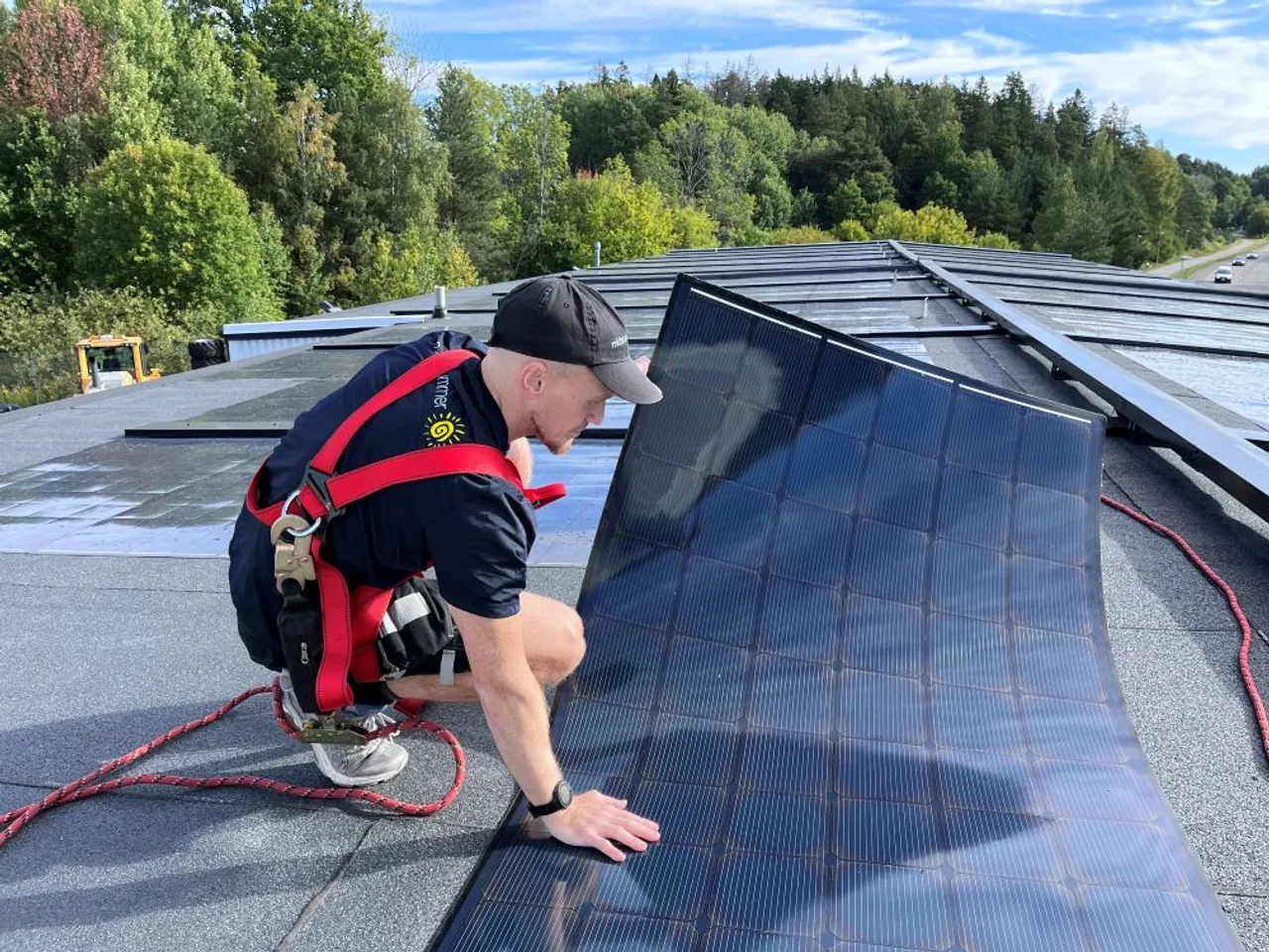 Midsummer’s thin-film solar panels, installed by Eco On, provided a solution for weak-roofed commercial and industrial buildings in Thailand. 