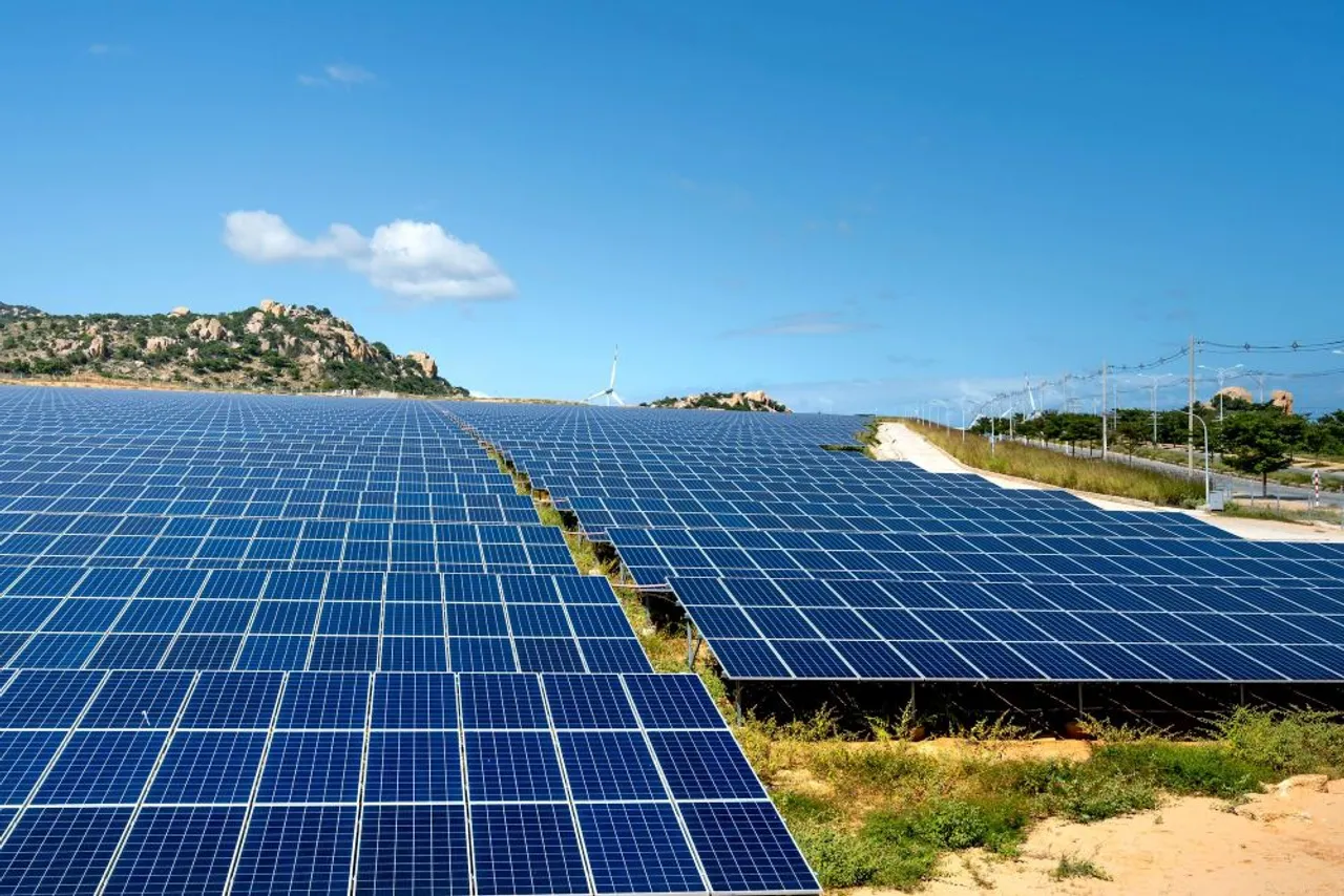 Highway 20 Solar was set for completion by Q2 2025, while Deep Lake aimed to serve subscribers by late 2026, generating 17,300 MWh annually. 