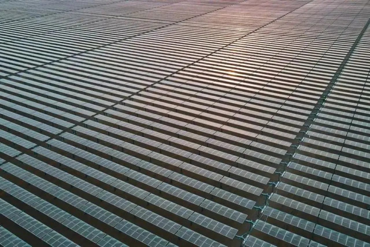 Maktoum Solar Park’s Phase VII will add 1.6 to 2 GW (AC) of solar capacity and a 1 GW battery system with six-hour energy storage. 