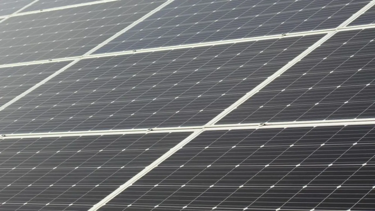 Avaada’s 1.5 GW plant in Noida produces 5,800 modules daily, while the upcoming 5 GW unit in Greater Noida will expand solar cell production and create 3,000 jobs. 