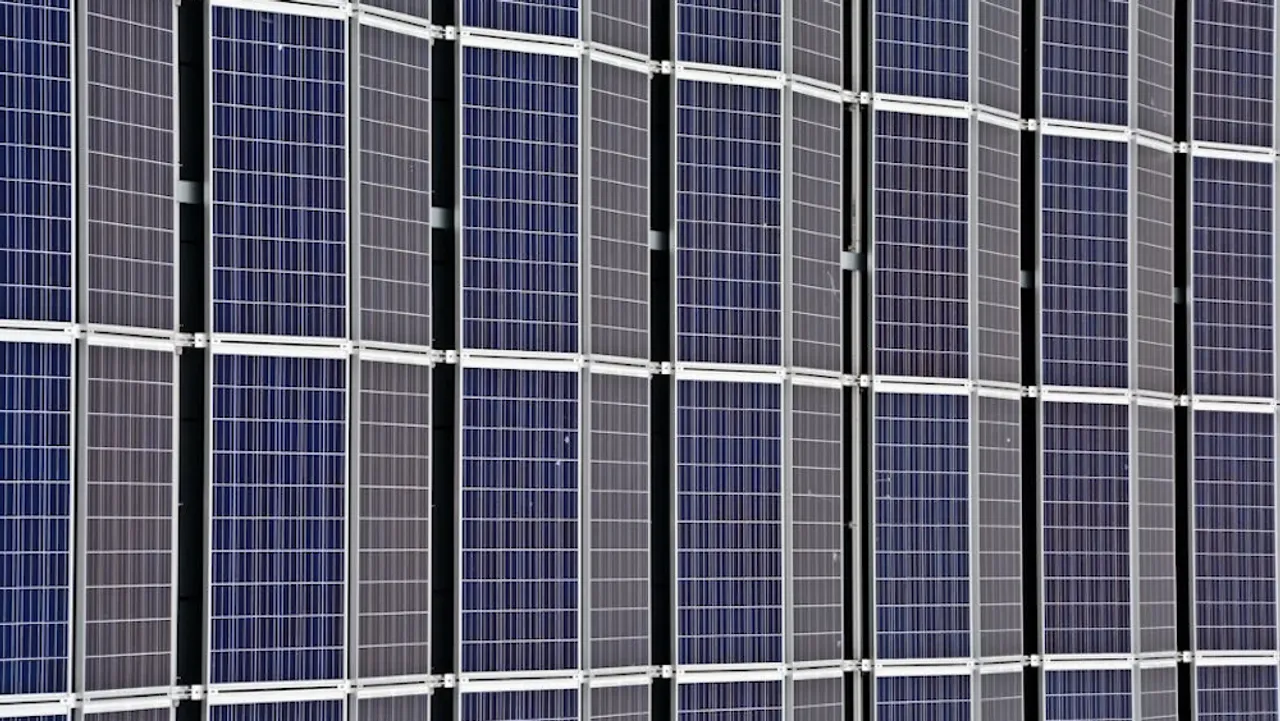 The solar project has been expected to cut 225,000 metric tons of CO₂ yearly, equal to removing 50,000 fossil-fuel vehicles. 