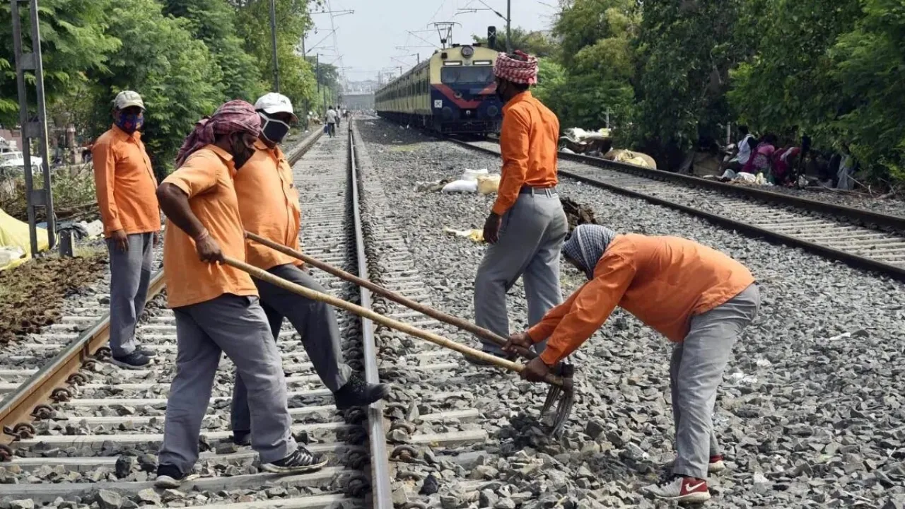 रेलवे ट्रैक पर क्यों बिछाए जाते हैं नुकीले पत्थर