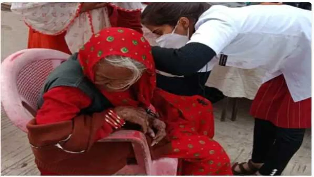 उज्जैन: 104 साल की महिला को लगी कोरोना वैक्सीन, सोशल मीडिया पर तस्वीर वायरल