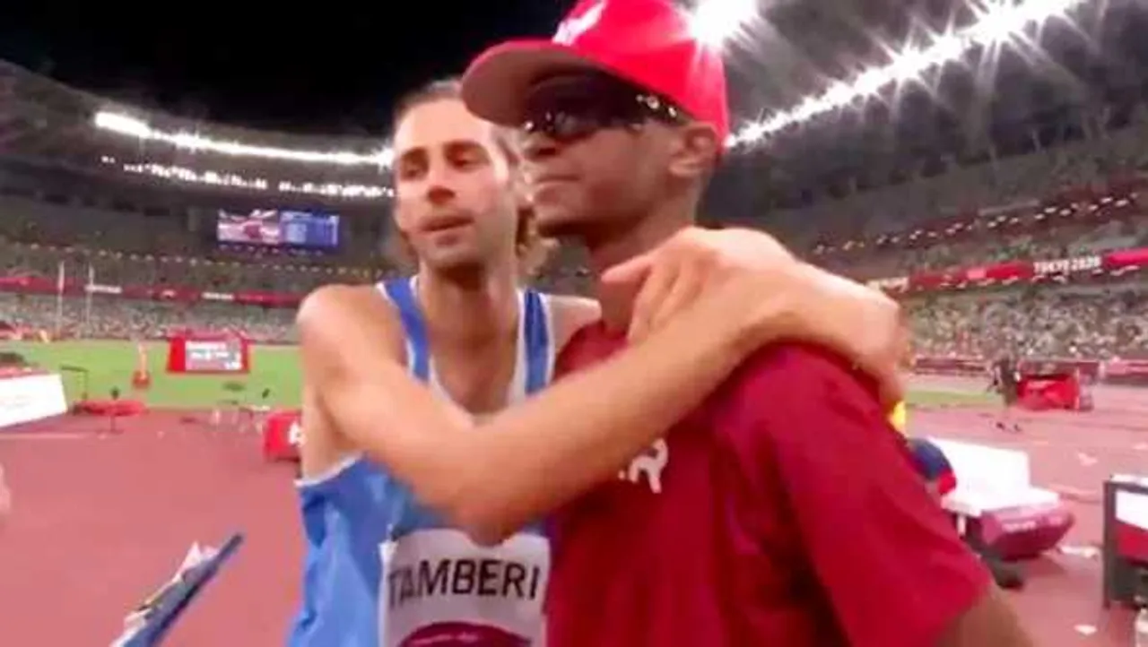 ओलंपिक में मानवता: विनर का अकेले मेडल लेने से इनकार, चोटिल साथी के साथ शेयर किया