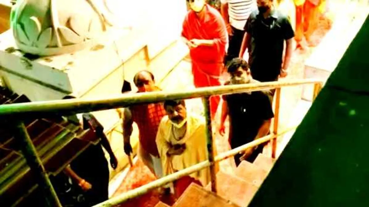 उज्जैन: कैलाश, मेंदोला महाकाल दर्शन करने पहुंचे; गेट बंद किए, पुजारियों की एंट्री रोकी
