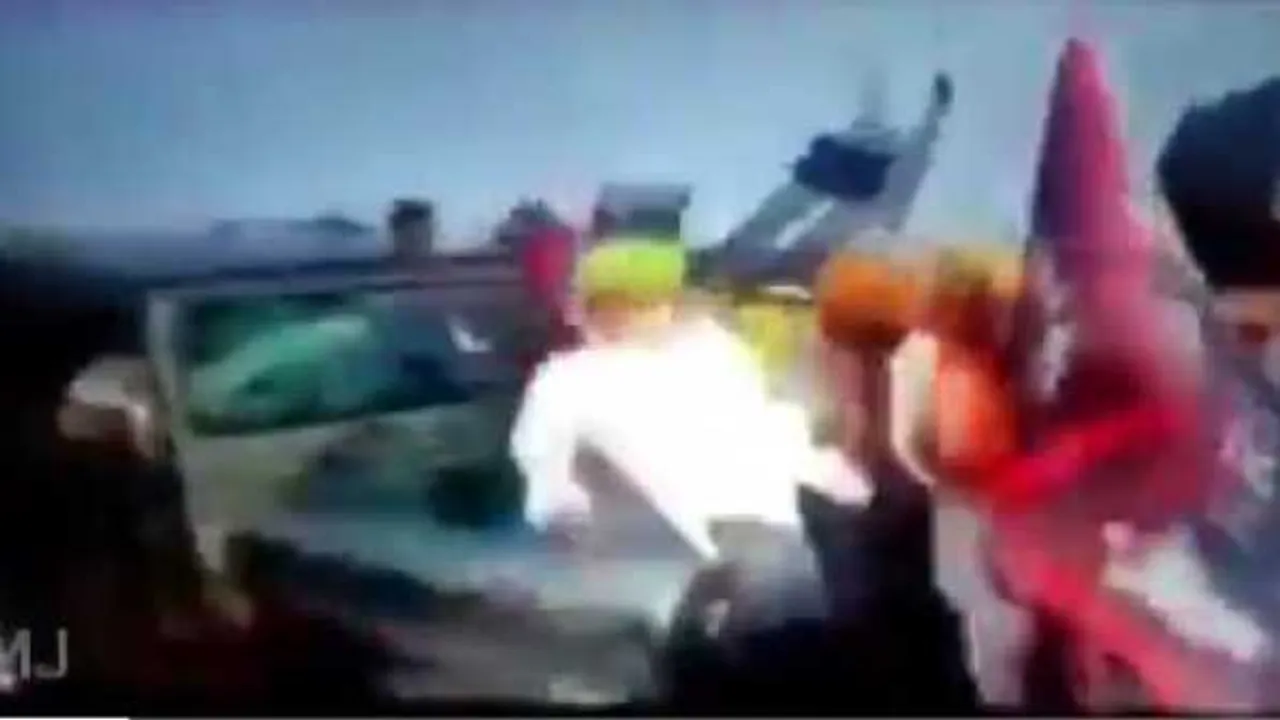 लखीमपुर बवाल: किसानों को रौंदते हुए निकल गई गाड़ी, कांग्रेस ने शेयर किया Video
