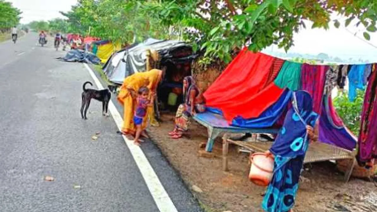 योजनाएं सिर्फ कागज पर: बाढ़ की वजह से ग्रामीण सड़कों पर, सर्वे टीम जानवरों का शव मांग रही