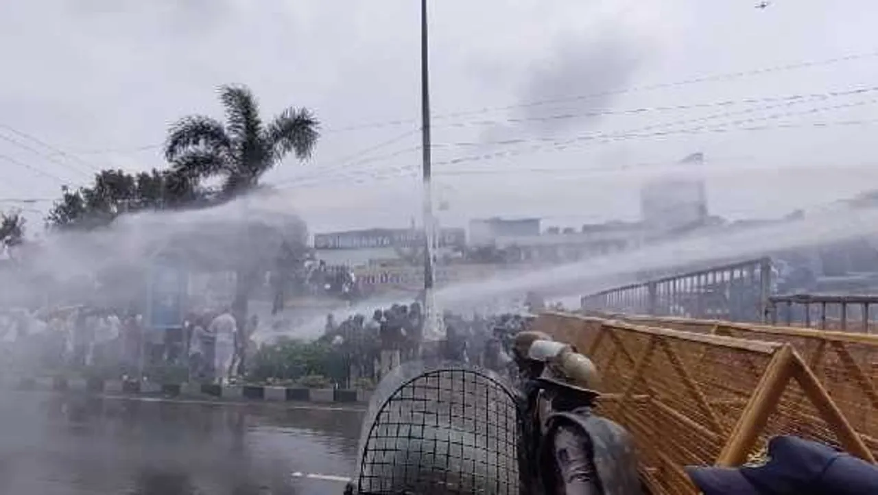 भोपाल में यूथ कांग्रेस का प्रदर्शन: कार्यकर्ताओं को खदेड़ने के लिए वाटर केनन की बौछारें

