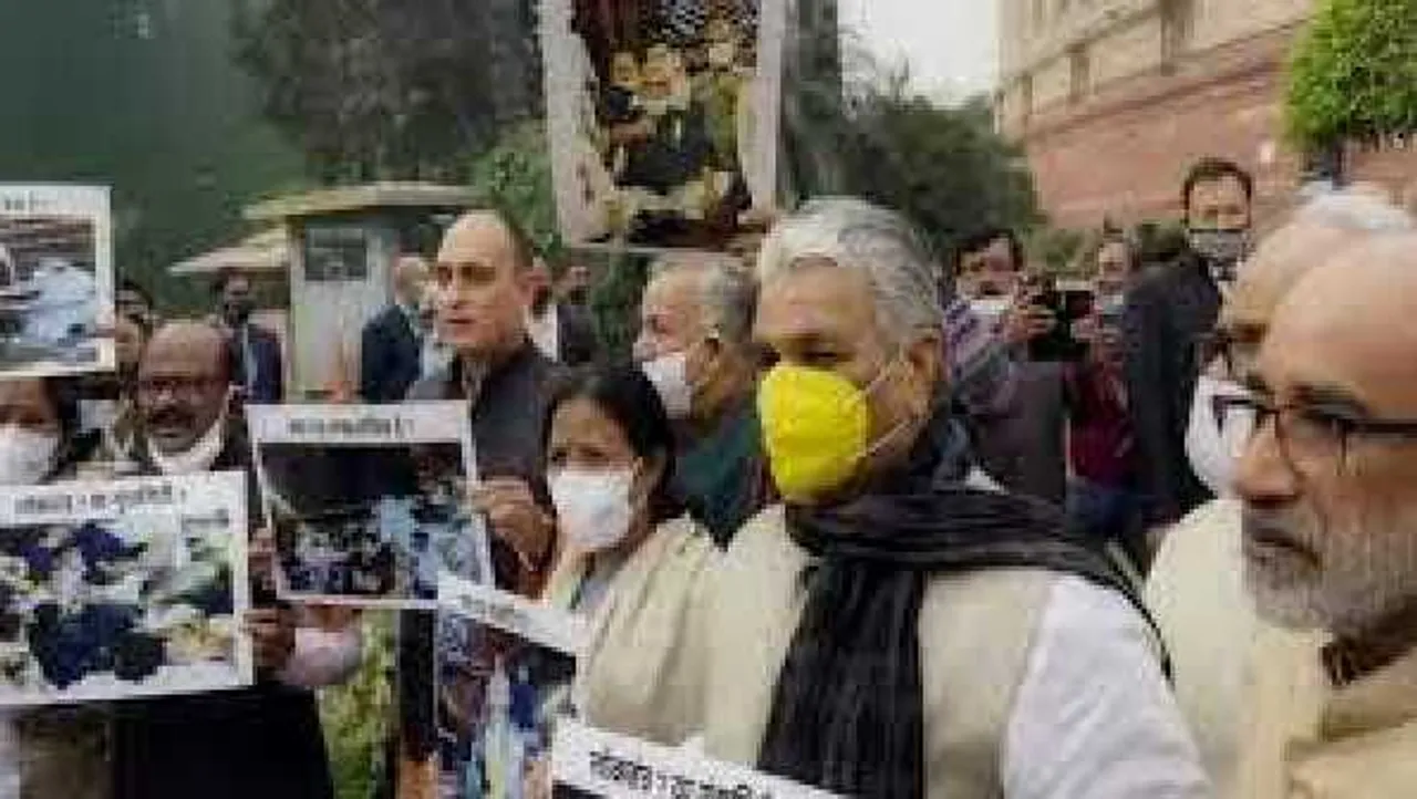 शीतकालीन सत्र:विपक्ष के रवैये के खिलाफ BJP सांसदों का धरना,गांधी प्रतिमा के पास लगाए नारे

