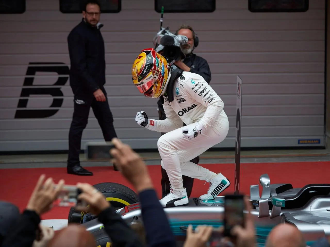 Lewis Hamilton won the F1 2017 Chinese GP 