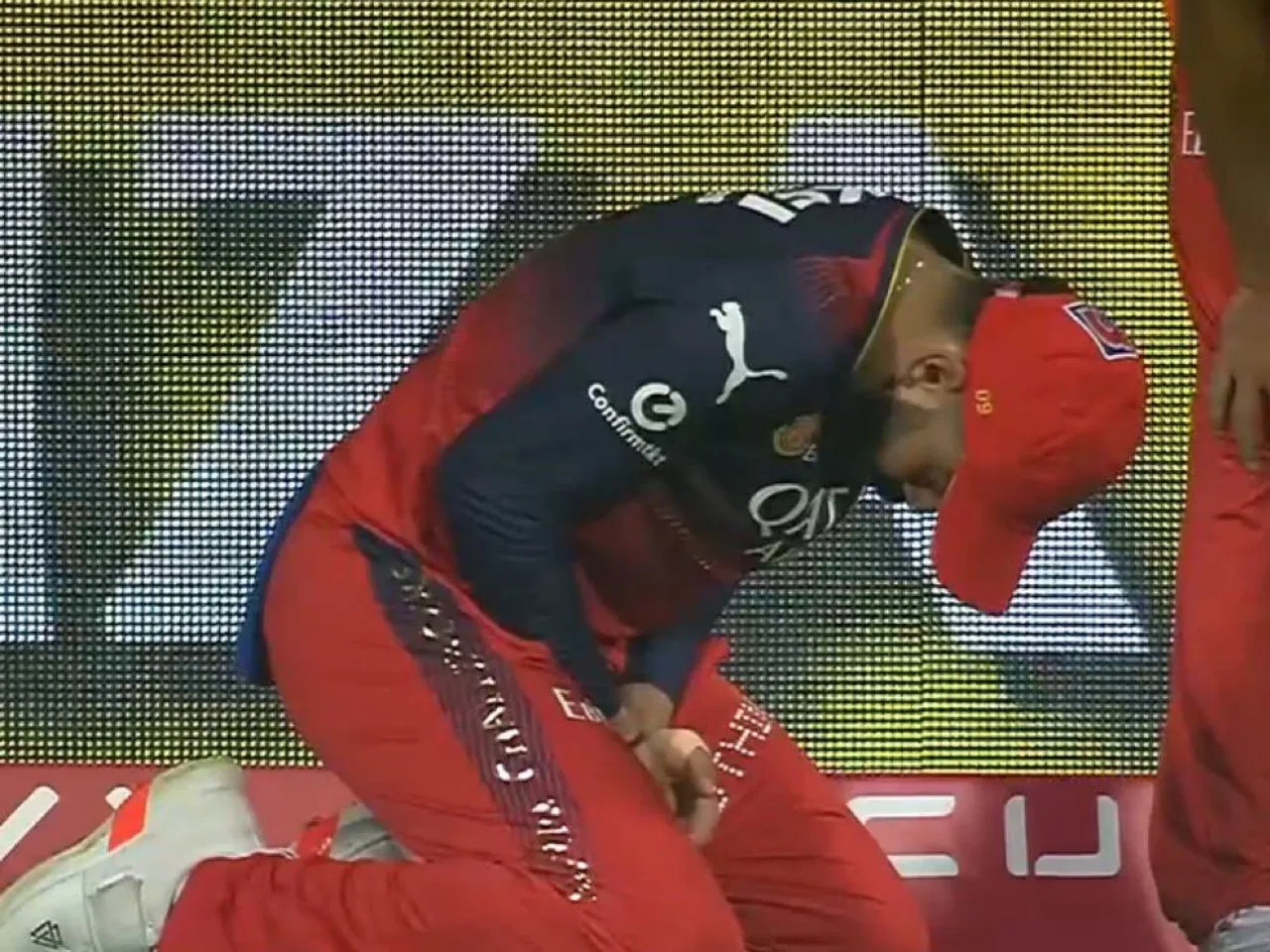 RCB vs GT: Virat Kohli gets injured while trying to save a boundary