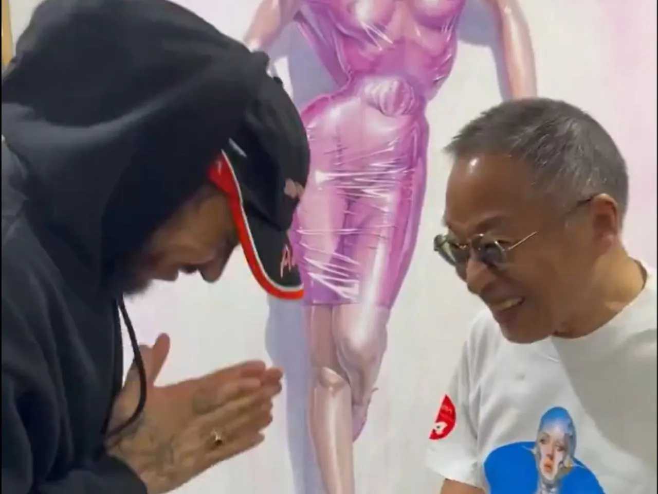 Lewis Hamilton gets Autograph from Hajime Sorayama before the Japanese GP
