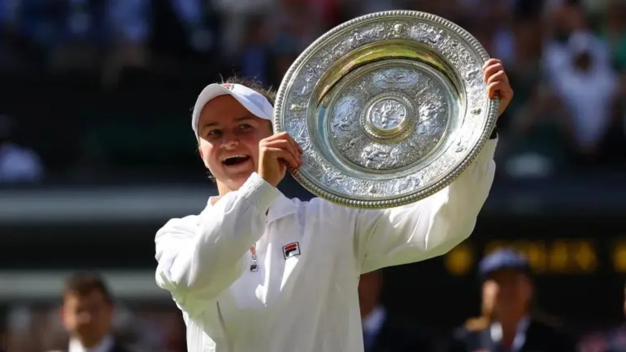 Barbora Krejcikova with Wimbledon trophy (Source: X)