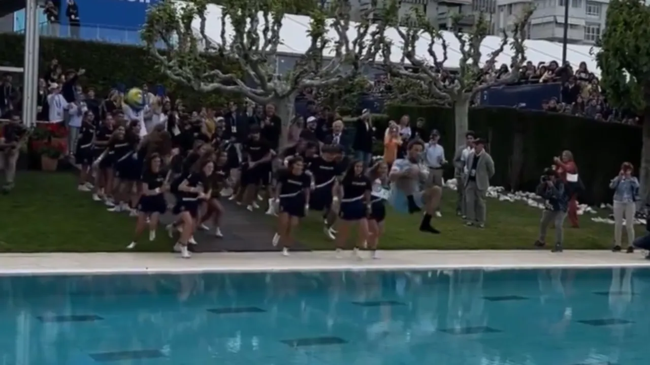 WATCH: Casper Ruud celebrates his Barcelona Open triumph with one legged pool dive