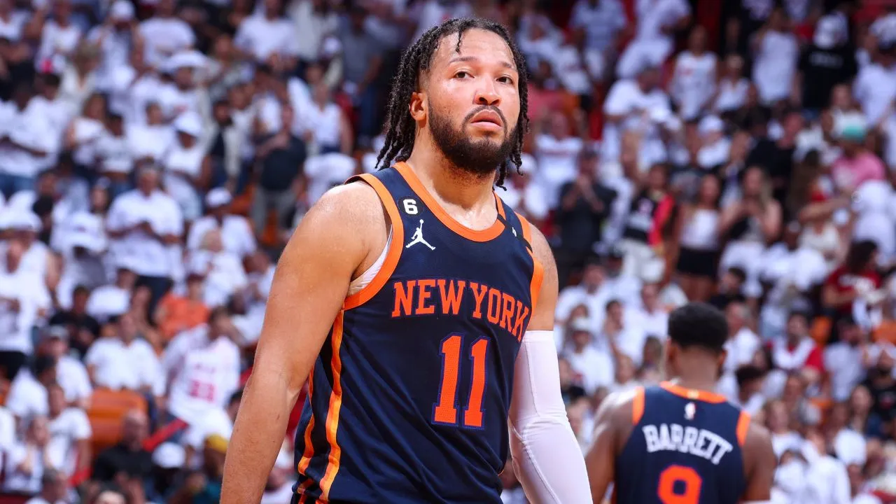 Jalen Brunson returned to game after injuring his right foot in the first half against Indiana Pacers