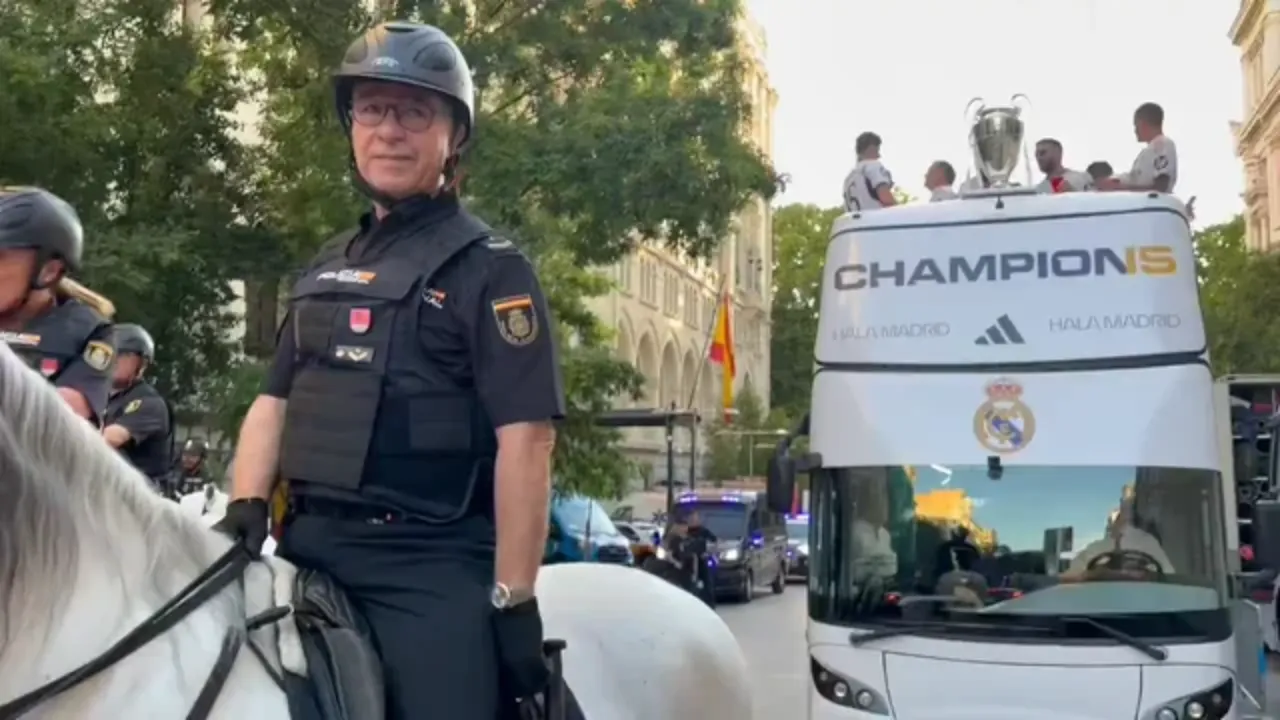 WATCH: Dani Carvajal's father guiding Real Madrid bus on parade route after UCL win 
