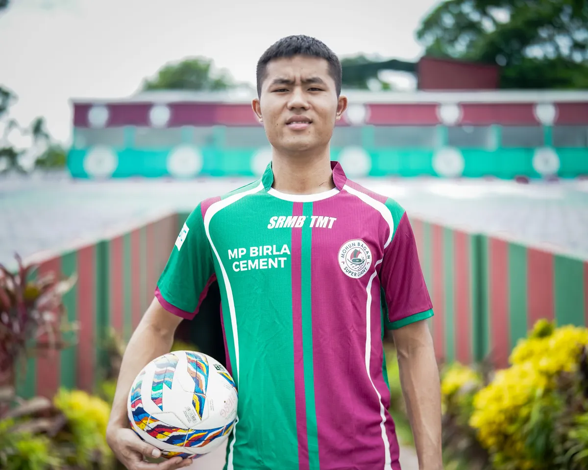 Extremely honoured: Apuia signs for Mohun Bagan SG for five years - sportzpoint.com