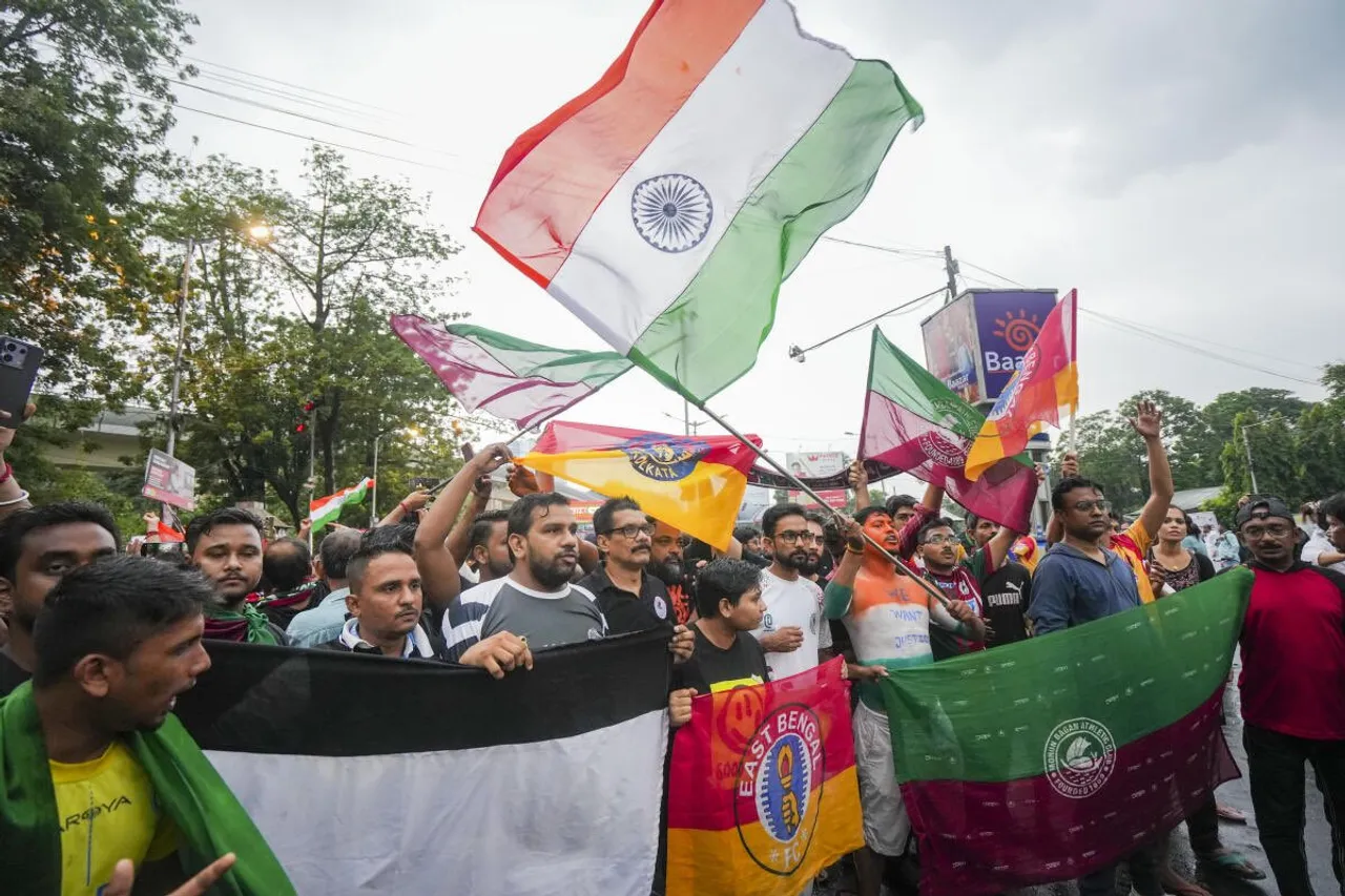 East Bengal-Mohun Bagan fans unite for the most important Kolkata derby - sportzpoint.com