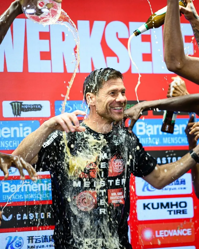 Xabi Alonso celebrating Bayer Leverkusen's title win | sportzpoint.com