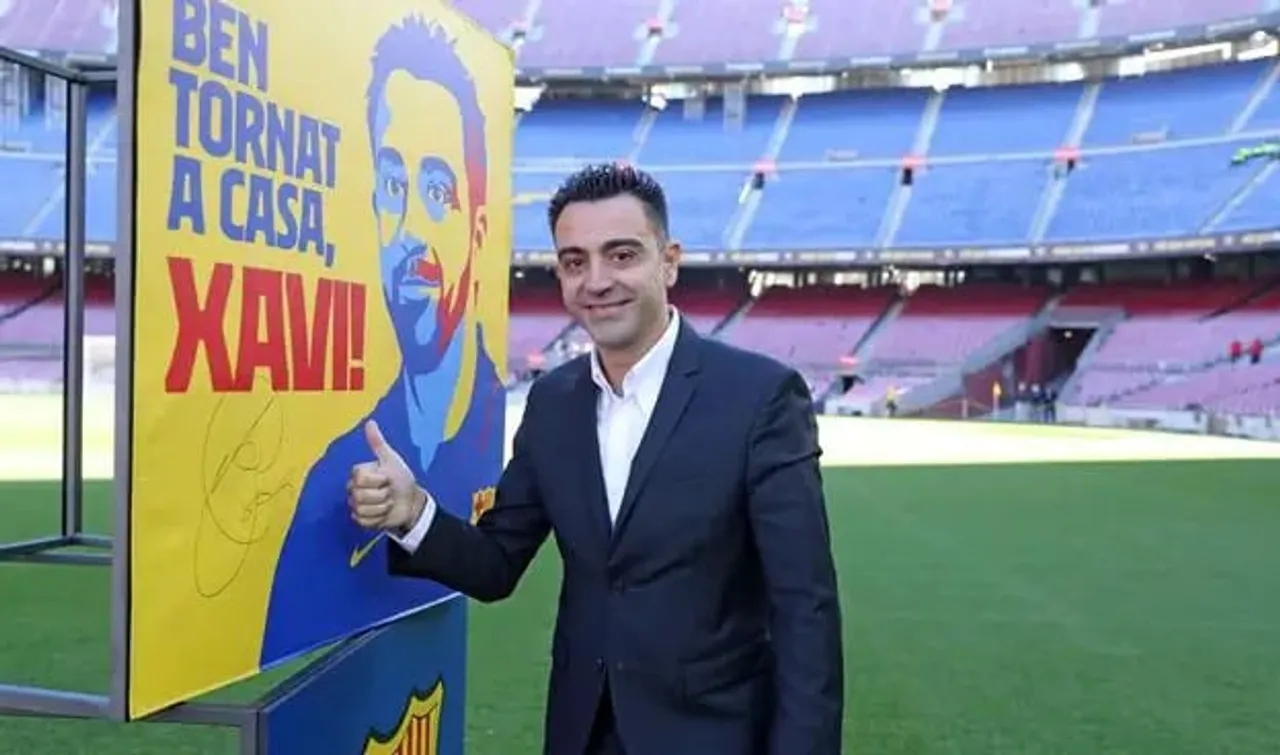 Xavi with Team - Barcelona new coach - Sportz Point