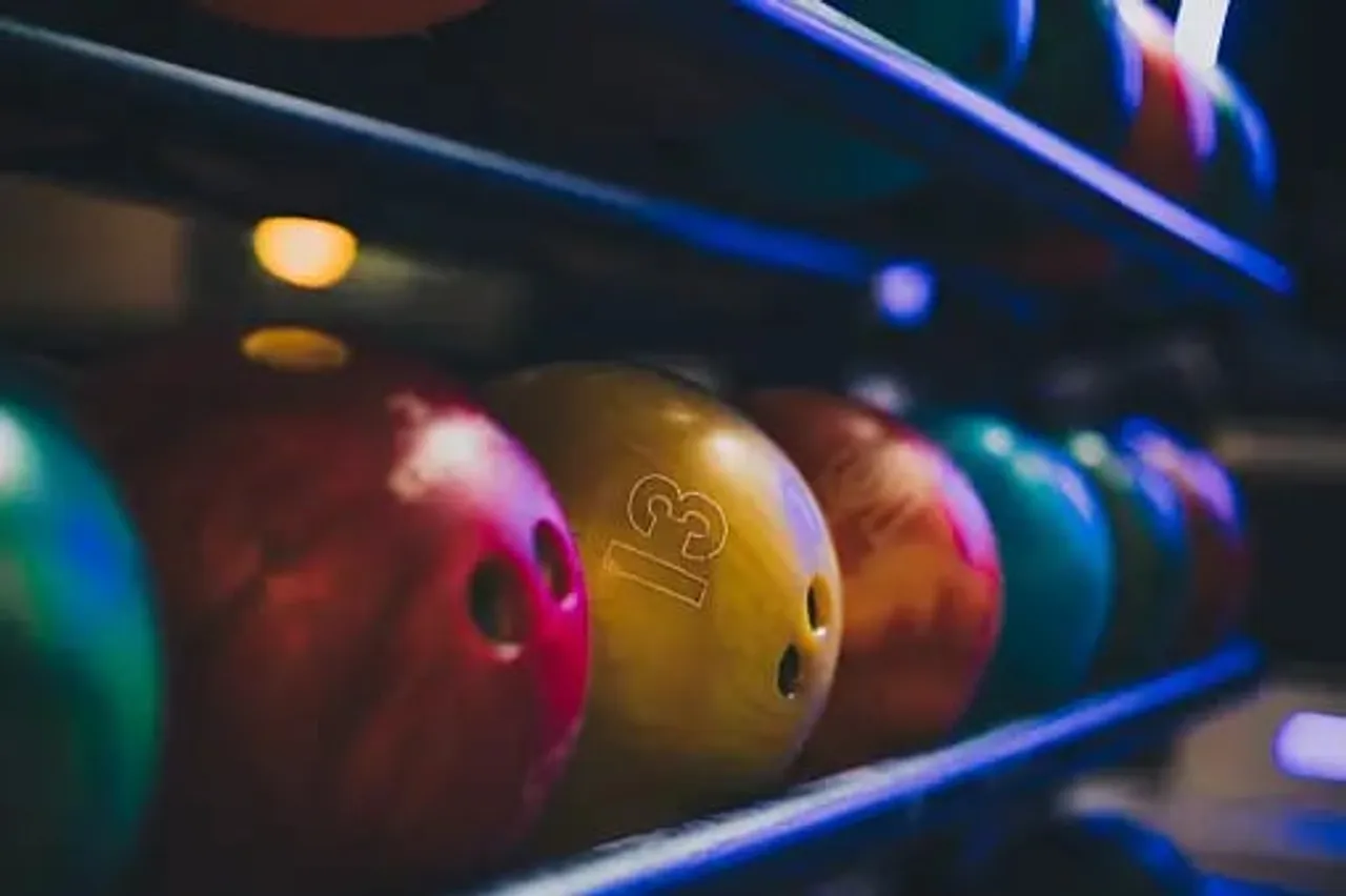 Urethane Bowling Balls vs Reactive Resin Bowling Balls - Sportz Point