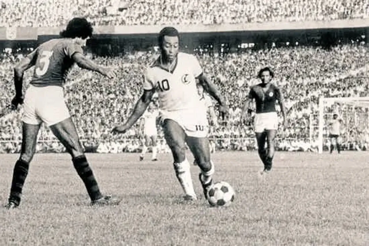 Indian Football News: Kolkata football celebrates 45 years of Mohun Bagan vs  Pele and his mighty New York Cosmos