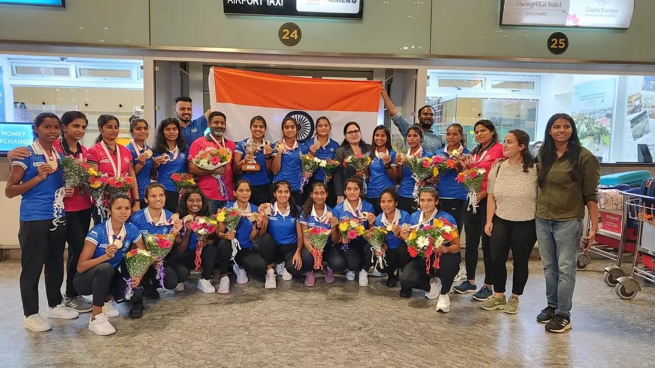 Indian Junior Women's Hockey Team receives Champion's welcome in Bengaluru | Sportz Point