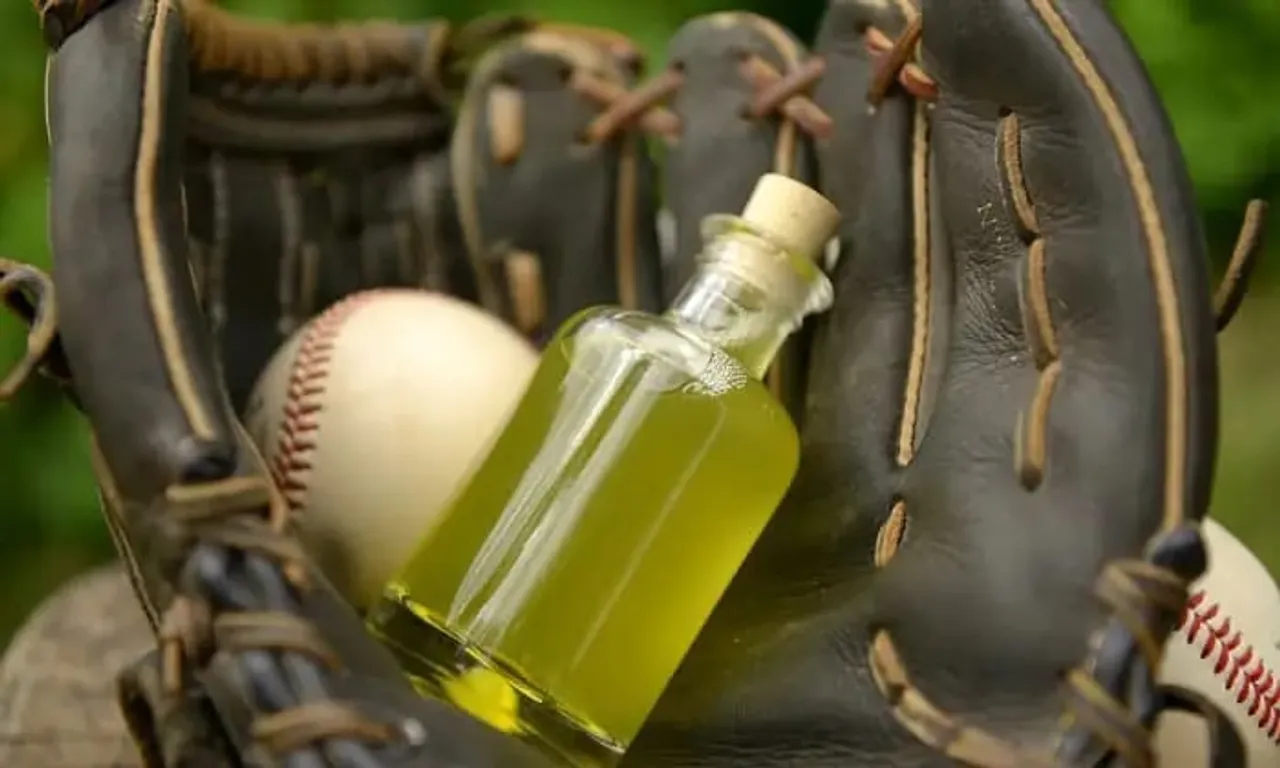 How To Oil A Baseball Glove? | Sportz Point