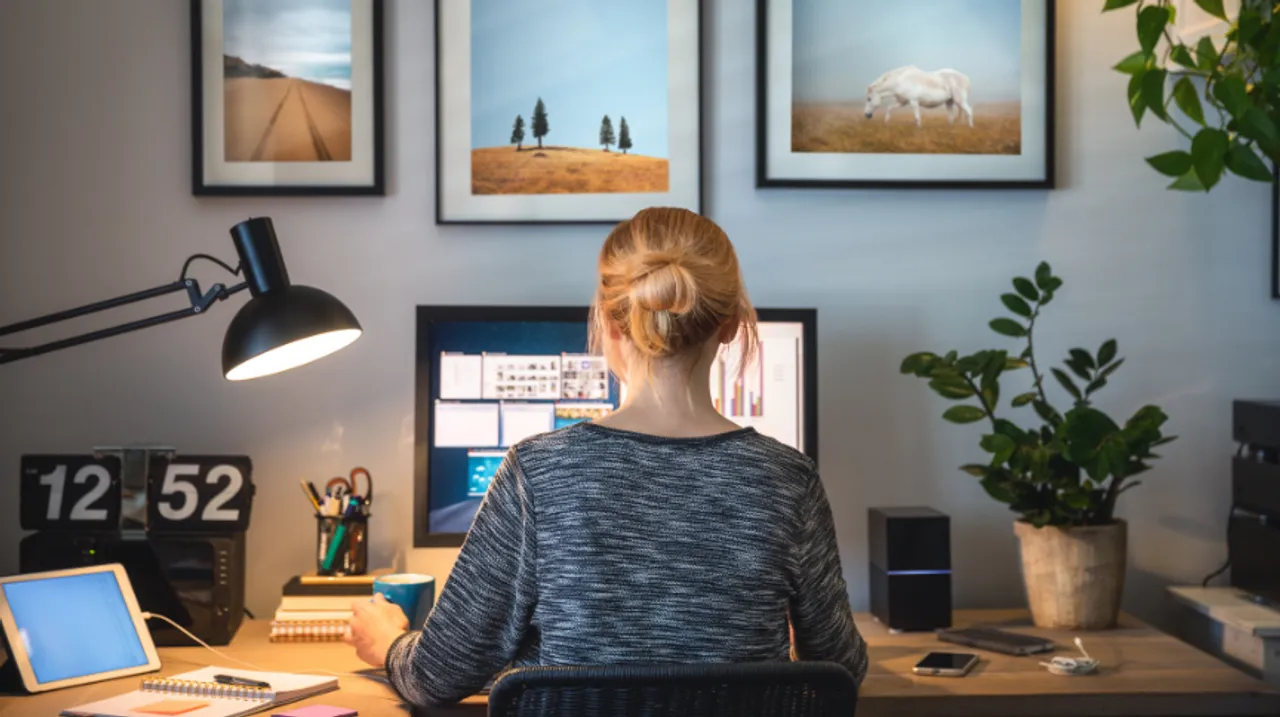 women work desk