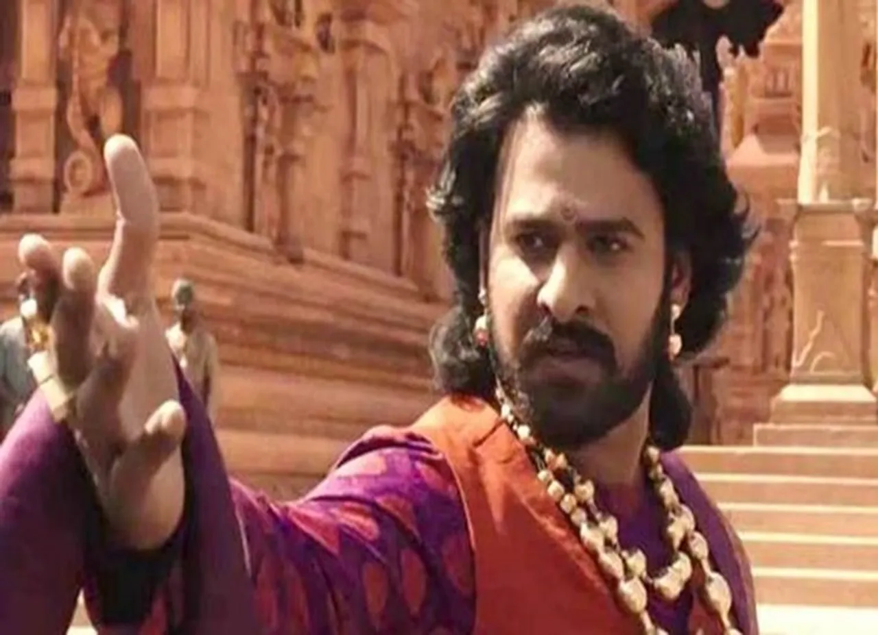 baahubali prabhas welcomed by crowd at shooting