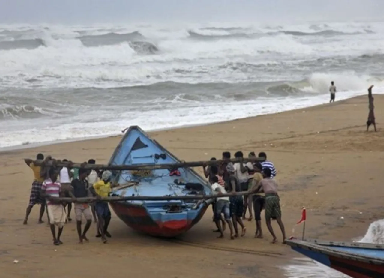 கைதான தமிழக மீனவர்கள் 49 பேர் இலங்கை ராணுவ முகாமில் சிறைவைப்பு: மீனவர்கள் வேலைநிறுத்தம்!