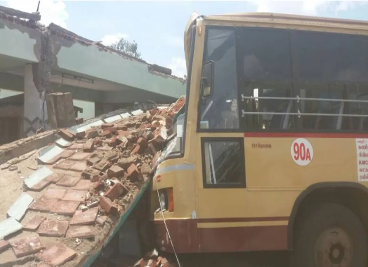 Coimbatore-bustand CCTV Video bus stop collapse.