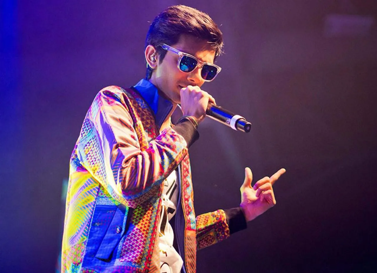 anirudh ravichander playing key board