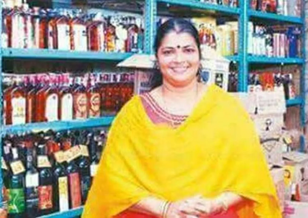 kerala, liquir shops, ladies at liquir shops, kerala government, kerala cm pinarayee vijayan, kavignar chandrakala