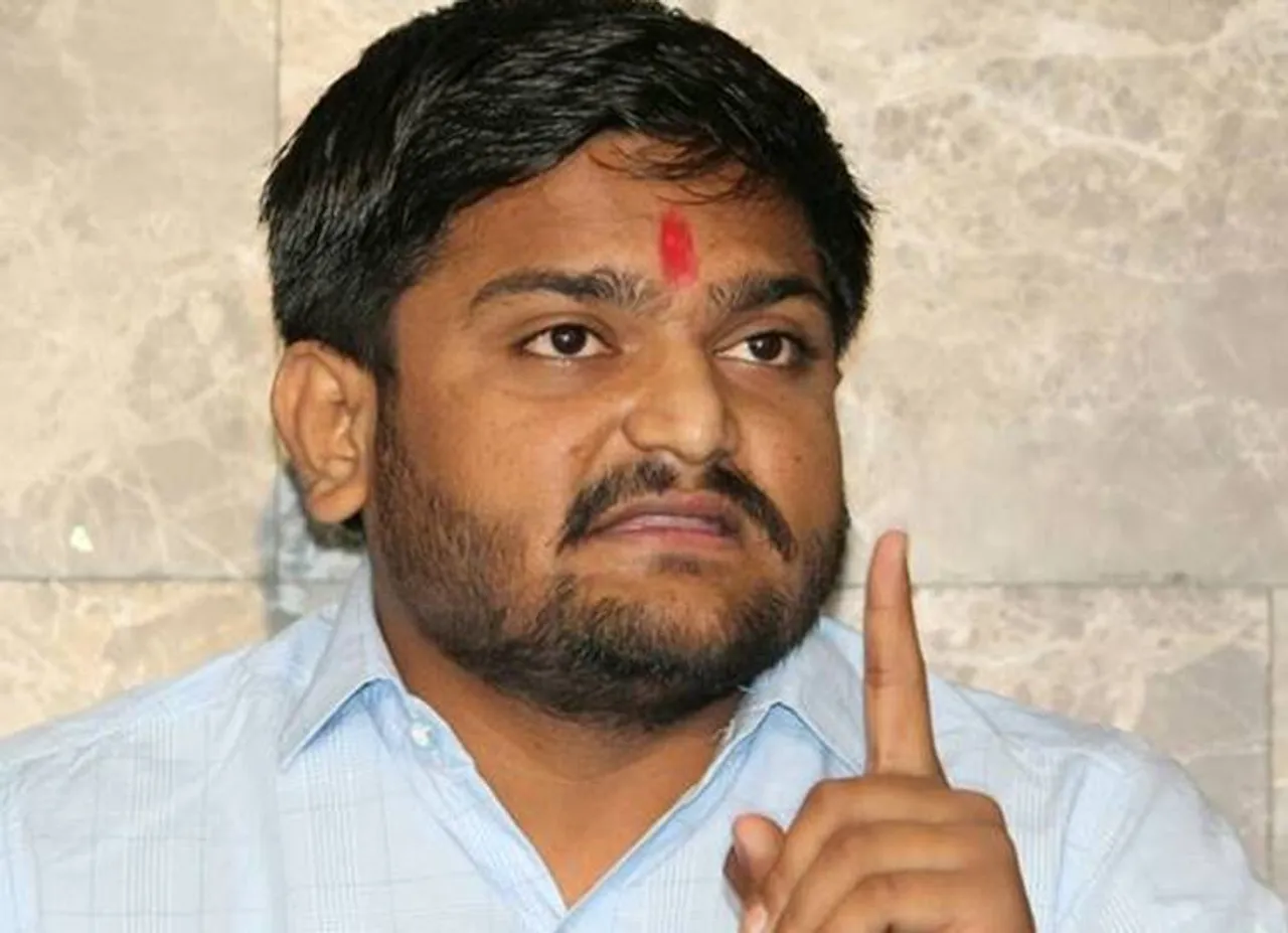 Hardik Patel slapped at election rally, ஹர்திக் படேல், குஜராத் காங்கிரஸ் தலைவர்