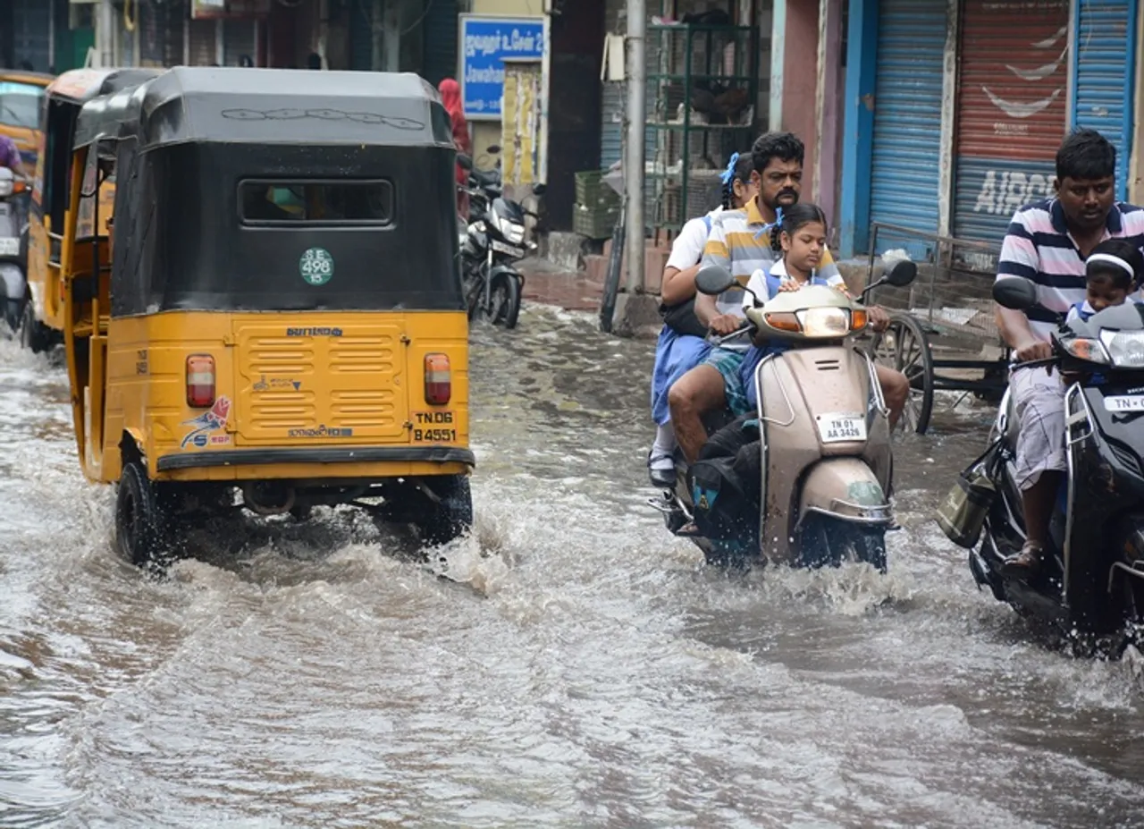 தென்தமிழகத்தில் வெளுத்து வாங்கும் கனமழை: 8 மாவட்டங்களில் பள்ளிகளுக்கு விடுமுறை