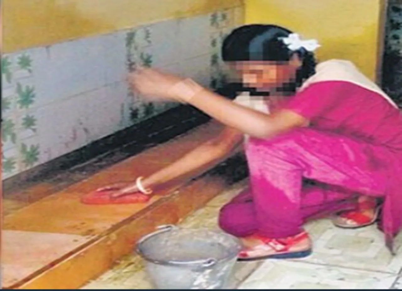 கழிப்பறை,Toilet, மாணவிகள்,students, திருவள்ளூர் அரசு மேல்நிலைப் பள்ளி, Tiruvallur Government Higher Secondary School,ஆர்.எம்.ஜெயின் பள்ளி, RM Jain School, தலைமை ஆசிரியர், Head Teacher, பெற்றோர் , Parents, சமூக ஆர்வலர்கள், Social Activists