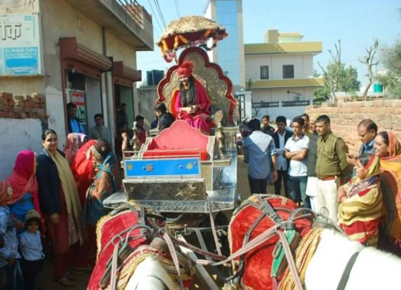 சடங்கை மாற்றி மாப்பிள்ளைக்கு பதிலாக குதிரை ரதத்தில் வலம்வந்த பெண்