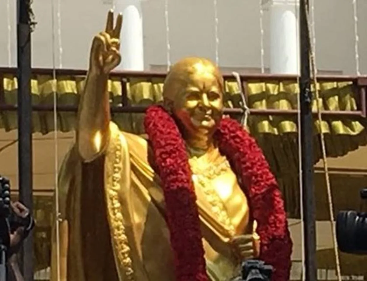 Jeyalalitha Statue Controversy, ADMK Head Office