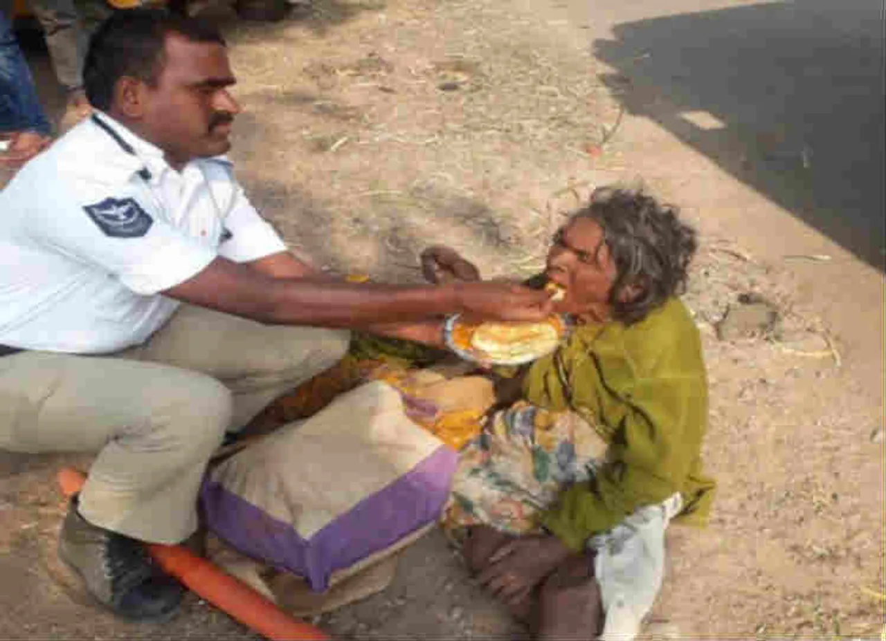 இணையமே கொண்டாடிய ட்ராஃபிக் போலீஸ்: அப்படி அவர் என்ன செய்தார் தெரியுமா?