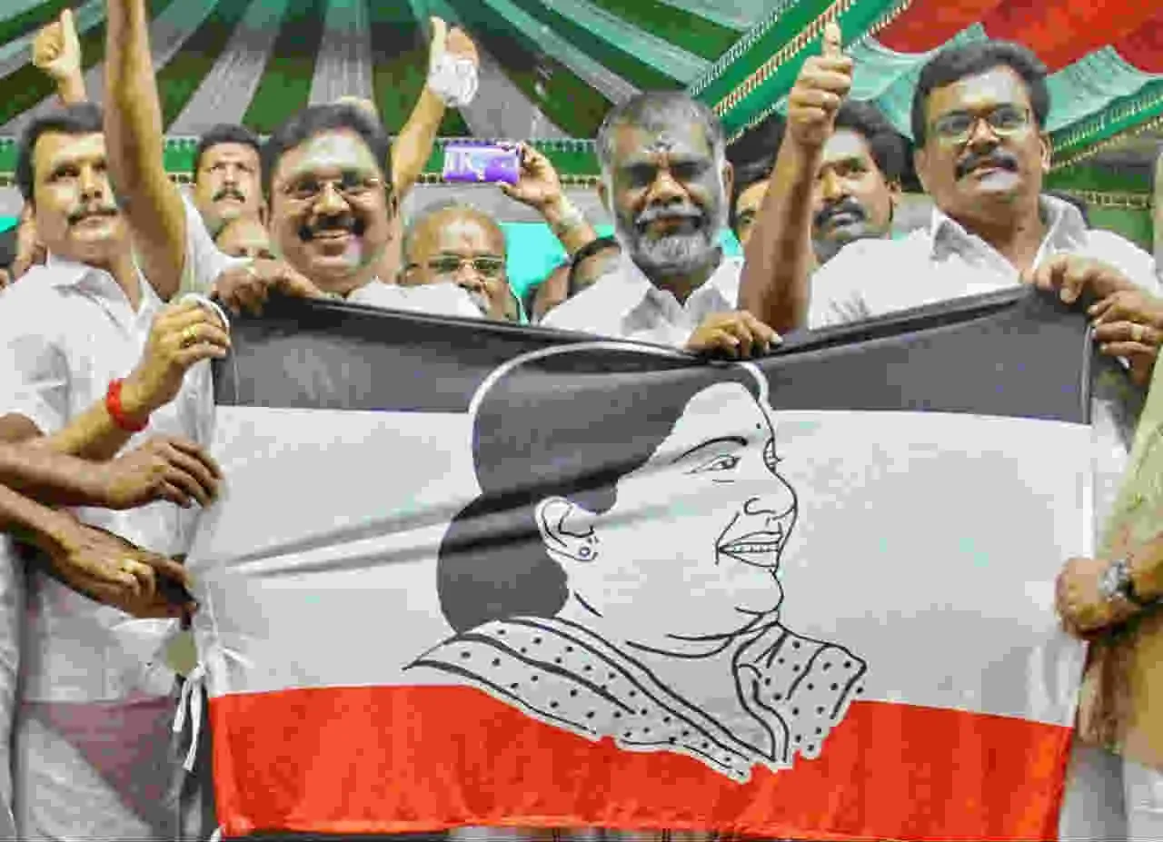 TTVdhinakaran_party_flag_EPS