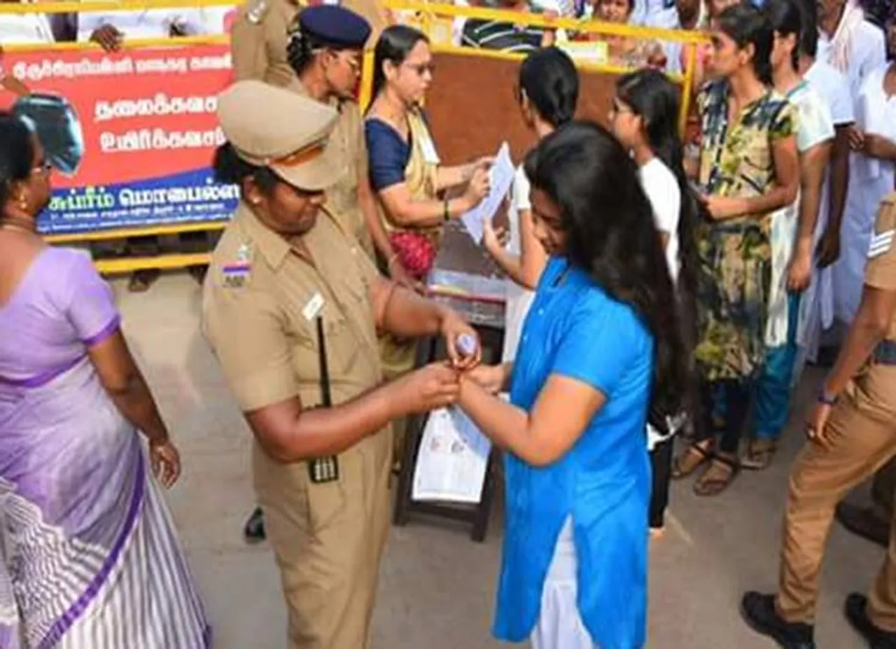 சேலம் மாணவிக்கு இரண்டு ஹால் டிக்கெட்: தேர்வெழுத அனுமதி மறுப்பு! பெற்றோர் சாலை மறியல்!