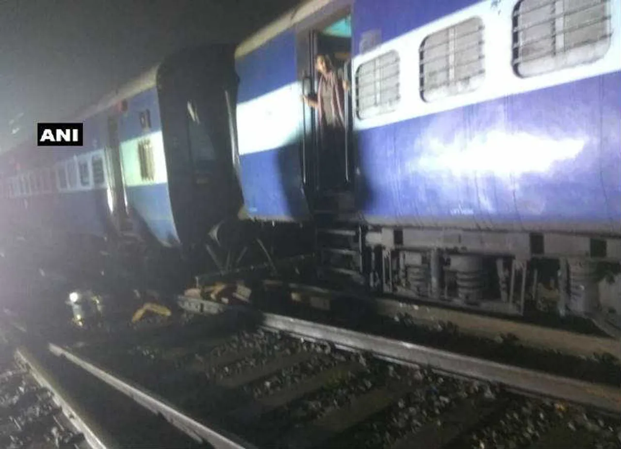 howrah express derailed